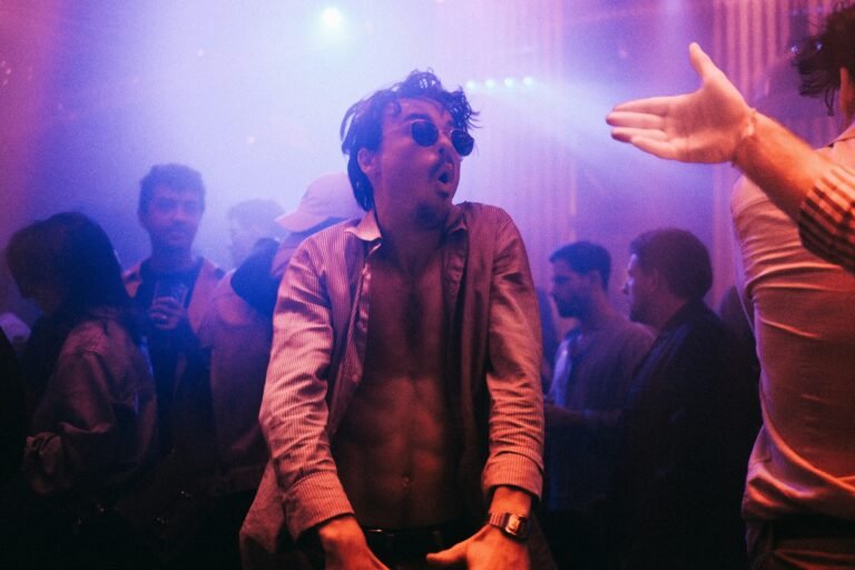 Joven disfrutando en una discoteca