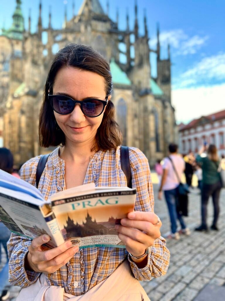 Mujer joven leyendo una guia turistica