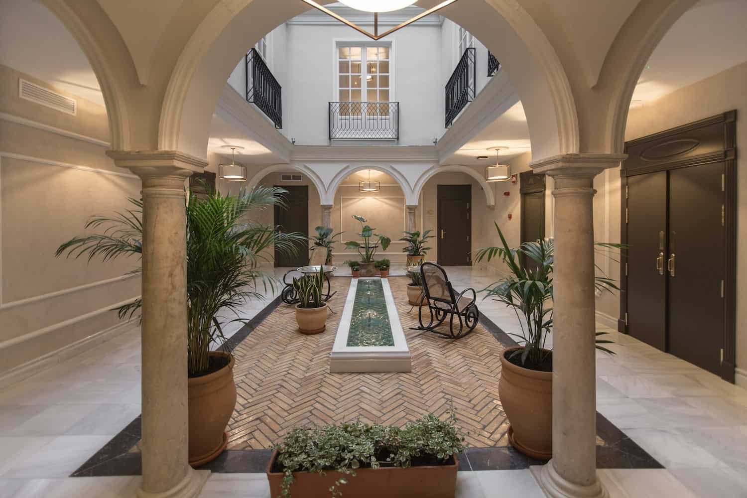 Pequeña terraza interior con arquetectura árabe en andalucía