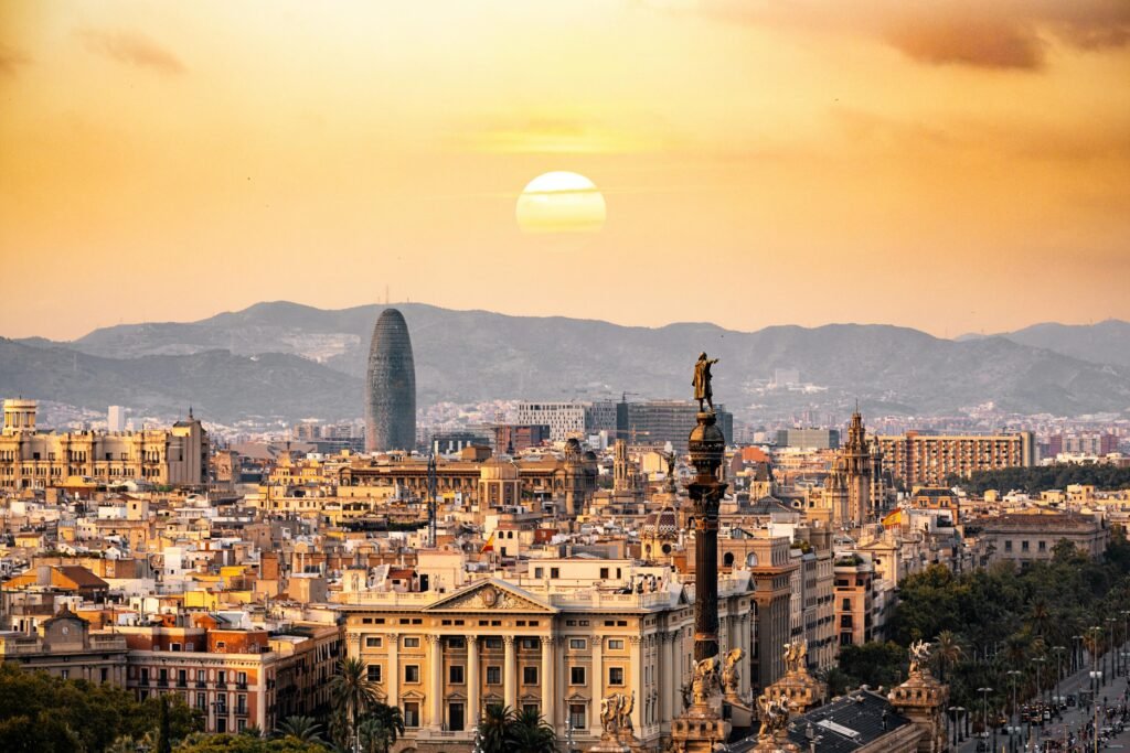 pexels-photo-1388030-1388030 Una impresionante vista del atardecer sobre el horizonte de Barcelona, con sus emblemáticos monumentos y el cálido resplandor de la hora dorada.