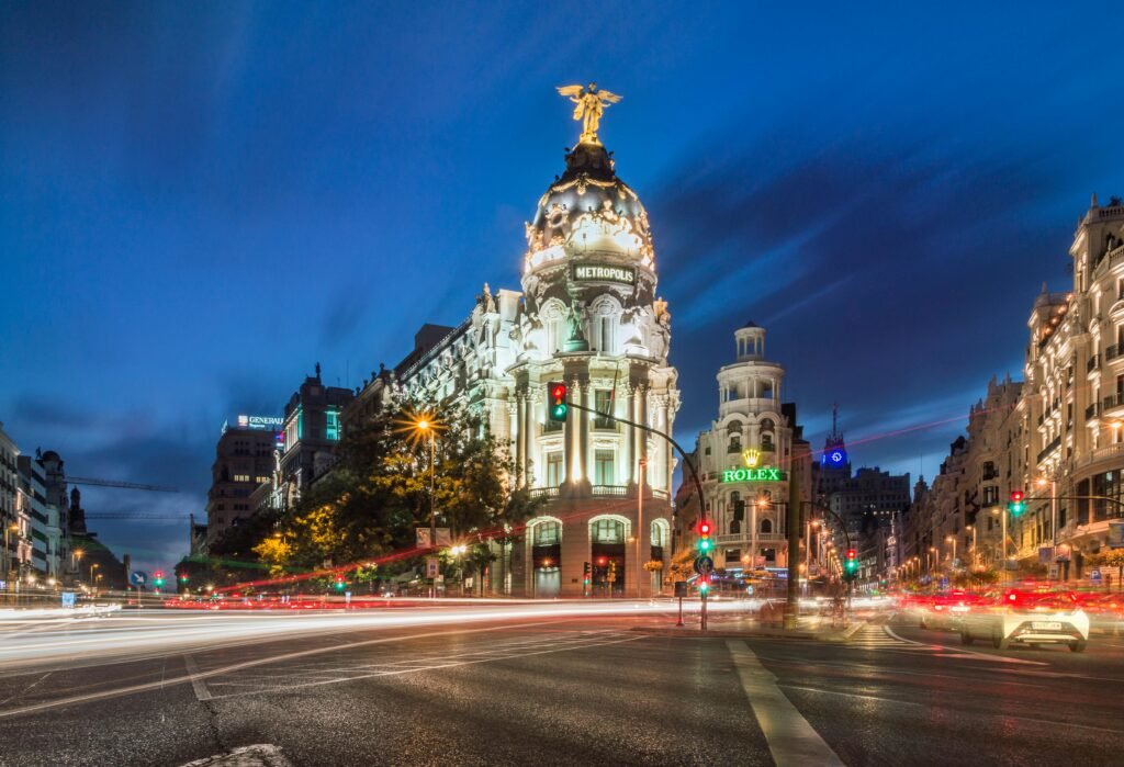 pexels-photo-165637-165637 Una impresionante vista nocturna del edificio Metropolis con rastros de luz y las vibrantes luces de la ciudad de Madrid.