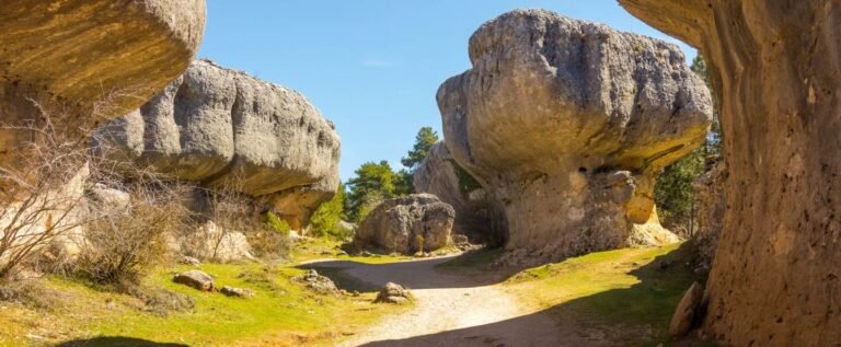 Explorando la Ciudad Encantada de Cuenca: Cómo Llegar, Horarios y Precios