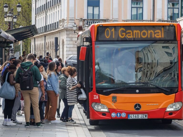 🚆🚗 ¿Planeas recorrer Castilla y León? Te contamos cómo moverte de la mejor manera: opciones de transporte público, consejos para viajar en tren o autobús y todo lo que debes saber si prefieres alquilar coche. ✨ 👉 ¿Cómo te gusta más viajar, en transporte público o con la libertad del coche? Cuéntanos en comentarios y síguenos en Instagram y Facebook para descubrir más consejos de viaje por España.
