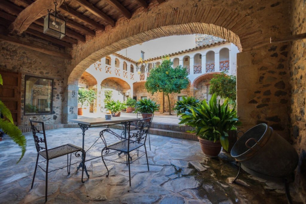 Alojamientos Rurales en Cataluña: Casas con Encanto y Masías Únicas